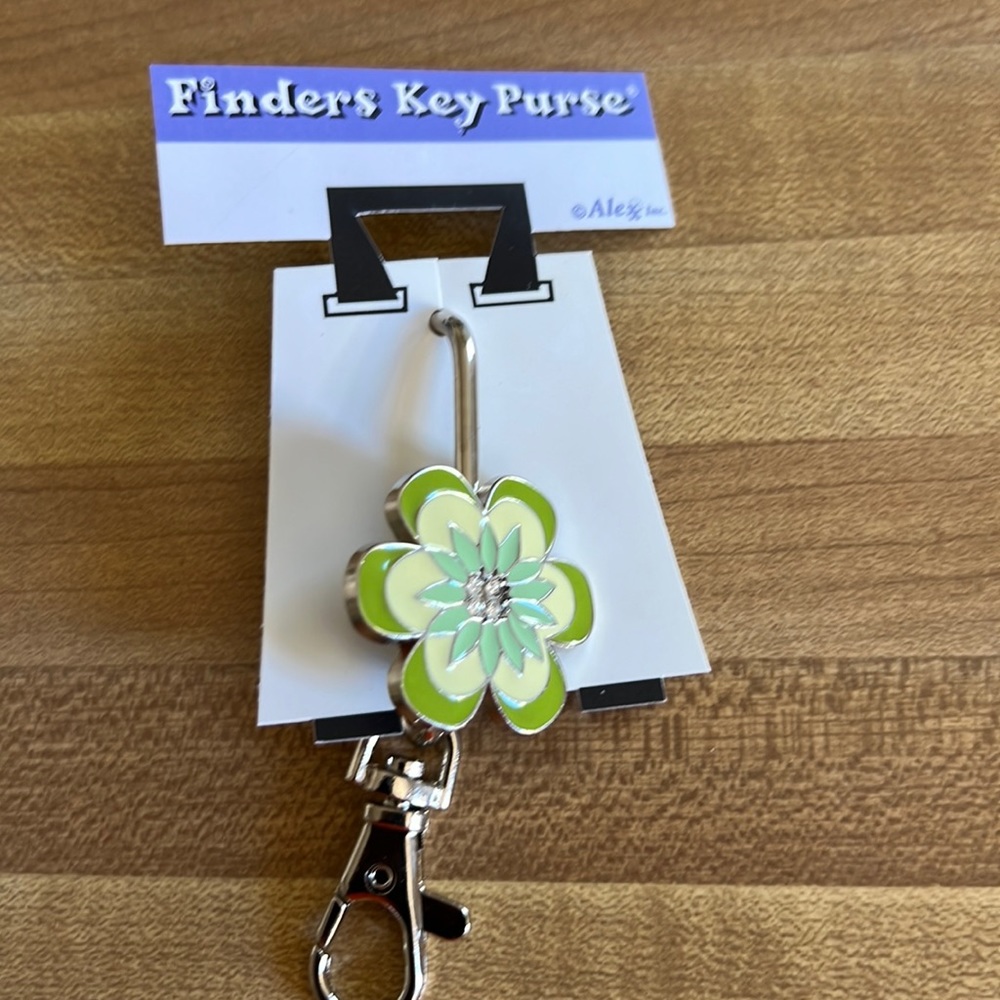 Green Flower Key Finder - Picture 2 of 8